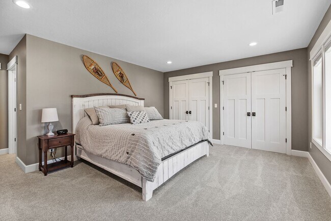 Building Photo - Fully Furnished Home
