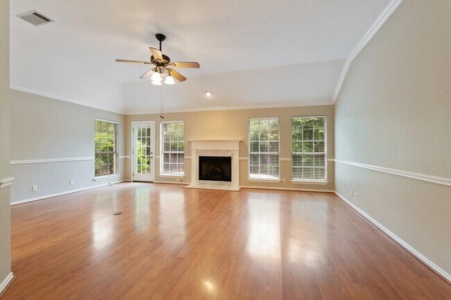 Building Photo - 2110 Red Oak Cir