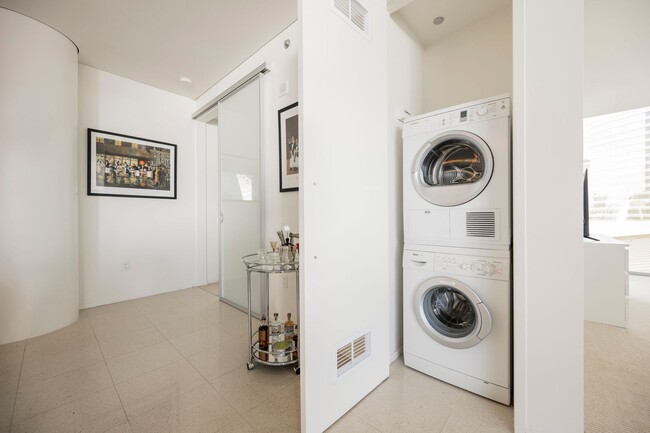 Building Photo - Luxurious premium corner unit nearly 1600 ...