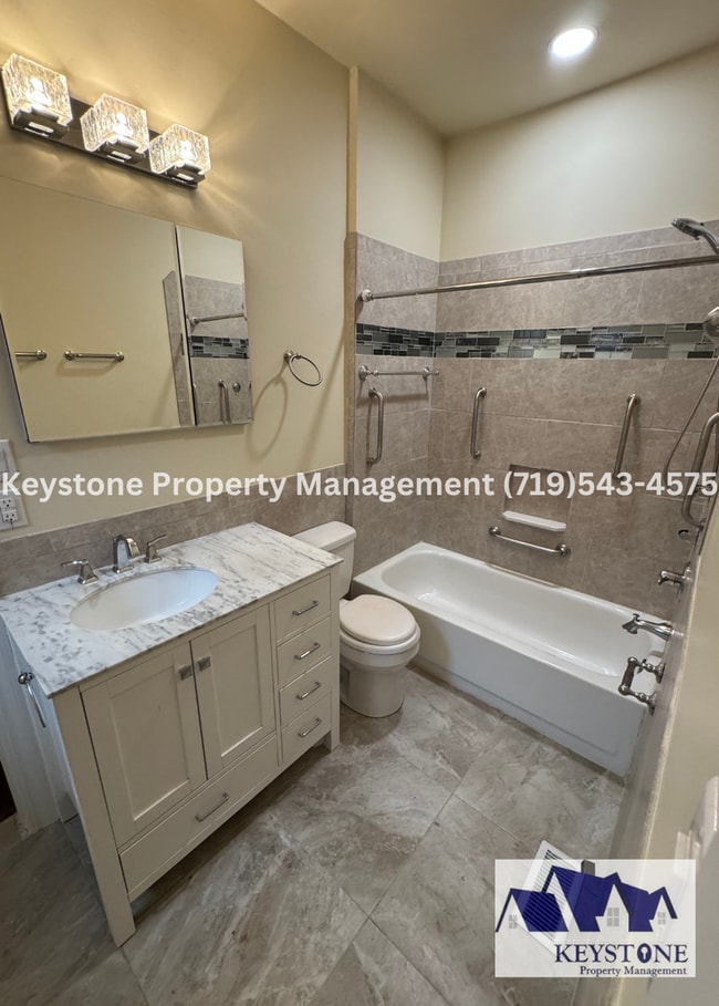 Building Photo - Charming Pet Friendly House 2 Bedroom/1.5 ...