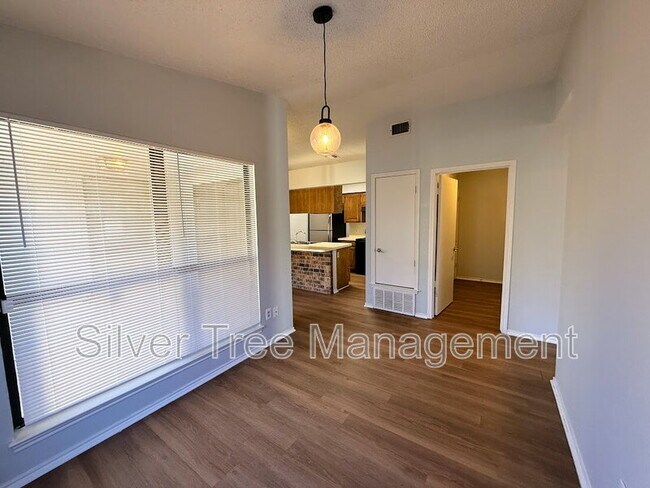 Building Photo - 6847 S Creek Dr