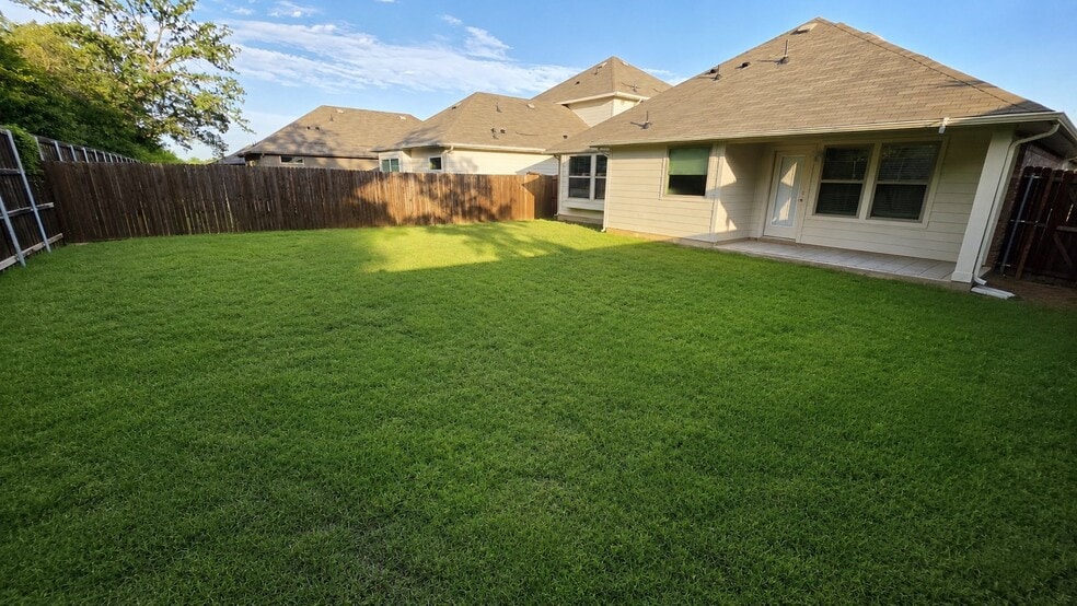 Building Photo - 547 Concho St