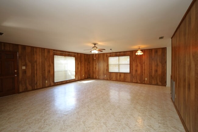 Building Photo - 601 E Stanfill St