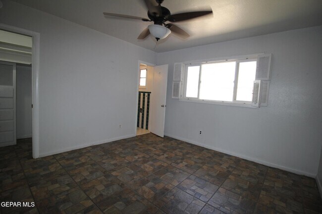 Building Photo - 317 Thunderbird Dr