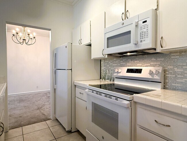 Building Photo - Top Floor Condo in Nob Hill