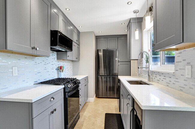 Building Photo - 1041 SW 32nd St