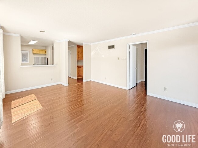 Building Photo - Modern Second-Story 2B/2BA in the Heart of San Diego with Resort-Style Amenities.