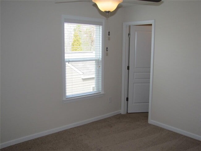 Building Photo - 462 Spring View Dr