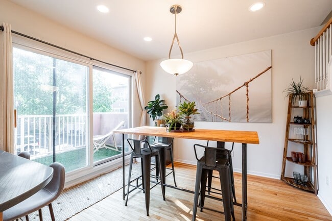 Building Photo - Live steps from Lake Michigan in this spac...