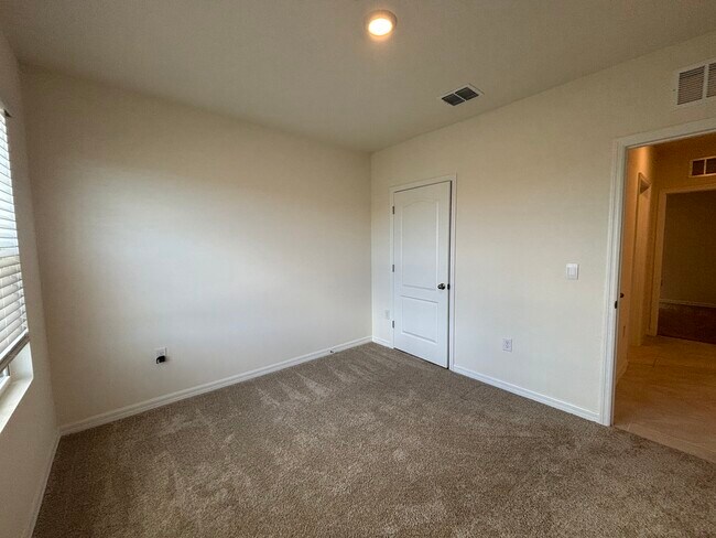 Building Photo - 812 Sky Hvn Wy