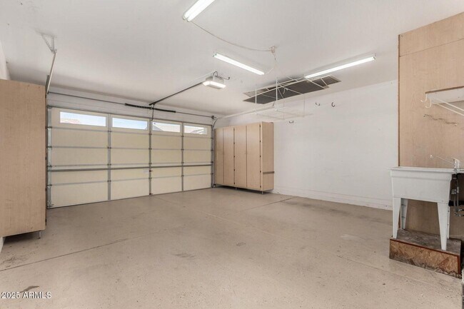 Building Photo - 2585 E Carob Dr