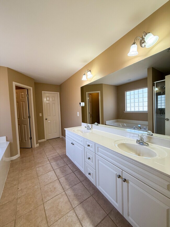 Building Photo - 1252 Washington Dr