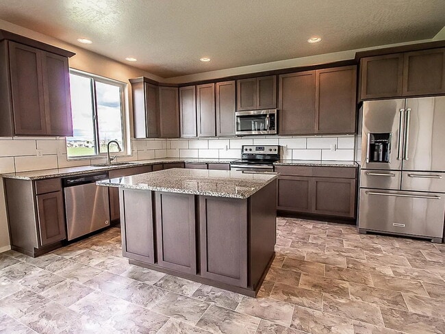 Building Photo - Beautiful 4BR, 2.5BTH, 3-Story Home in Post Falls