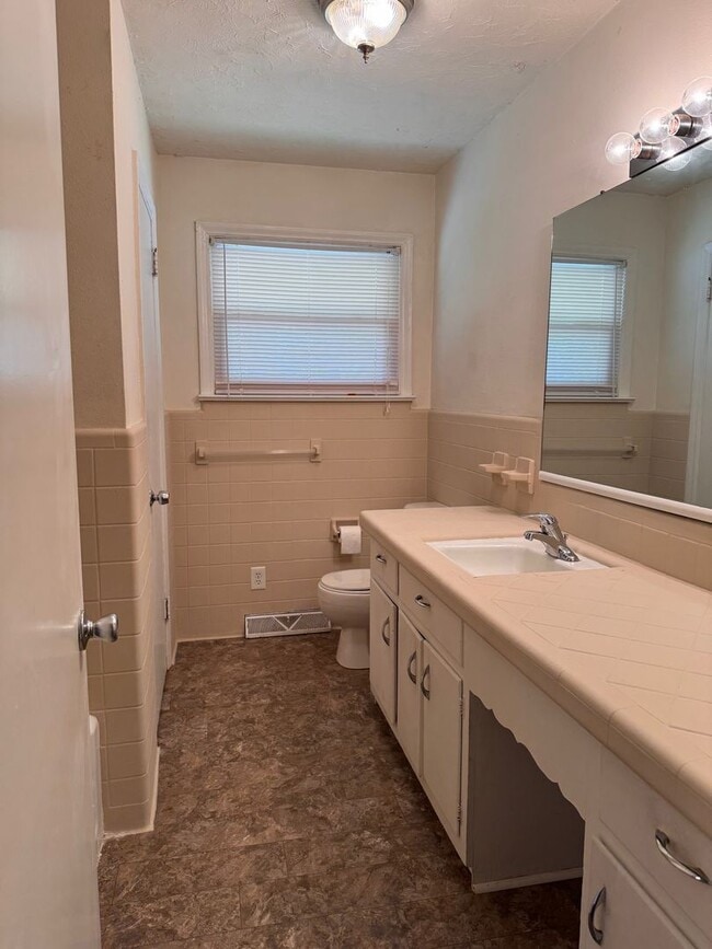 Building Photo - 2 BED, 2 BATH BRICK HOME LOCATED IN ASHEBORO!