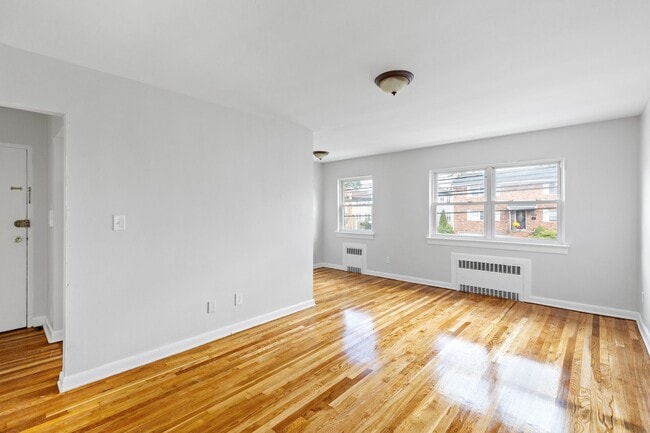 Building Photo - Larchmont Manor