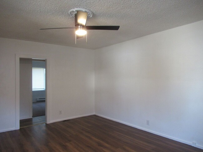 Building Photo - Spacious 2 bedroom one bath unit in 3-plex...