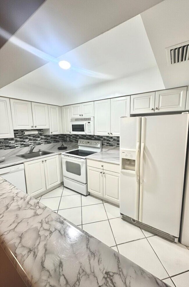 Building Photo - 4158 Inverrary Dr