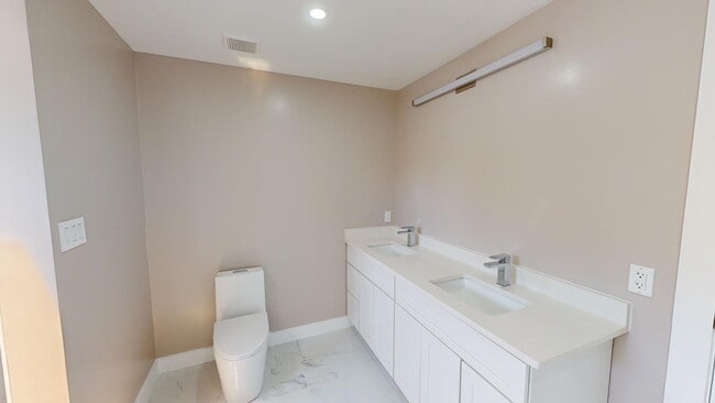 Building Photo - 911 Monroe St NW