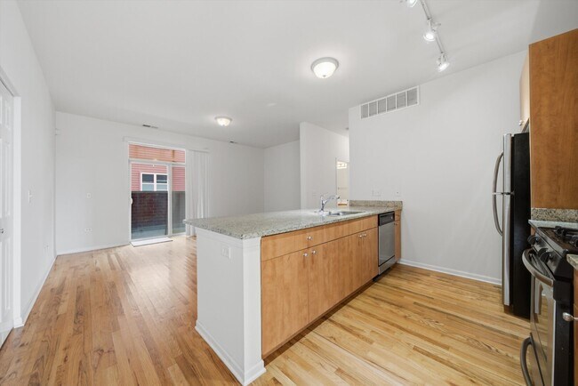 Building Photo - 318 E 25th St