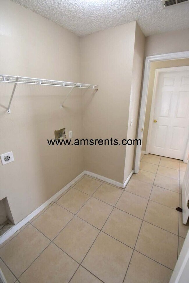 Building Photo - Spacious 3 bedroom 2 bath in Poinciana