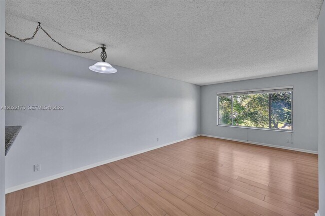 Building Photo - 906 Twin Lakes Dr