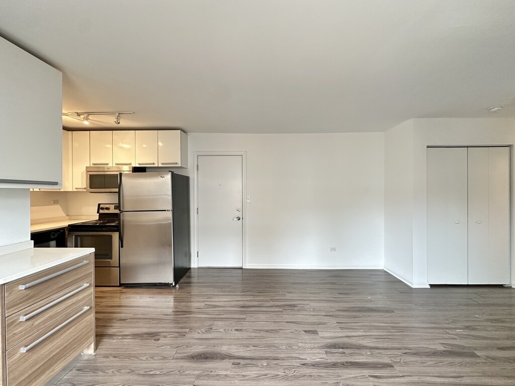 Building Photo - 925 W Carmen Ave