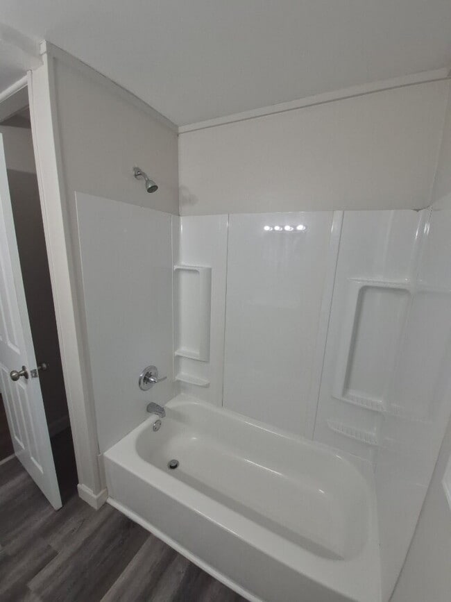 Building Photo - 5568 Raceview Ave