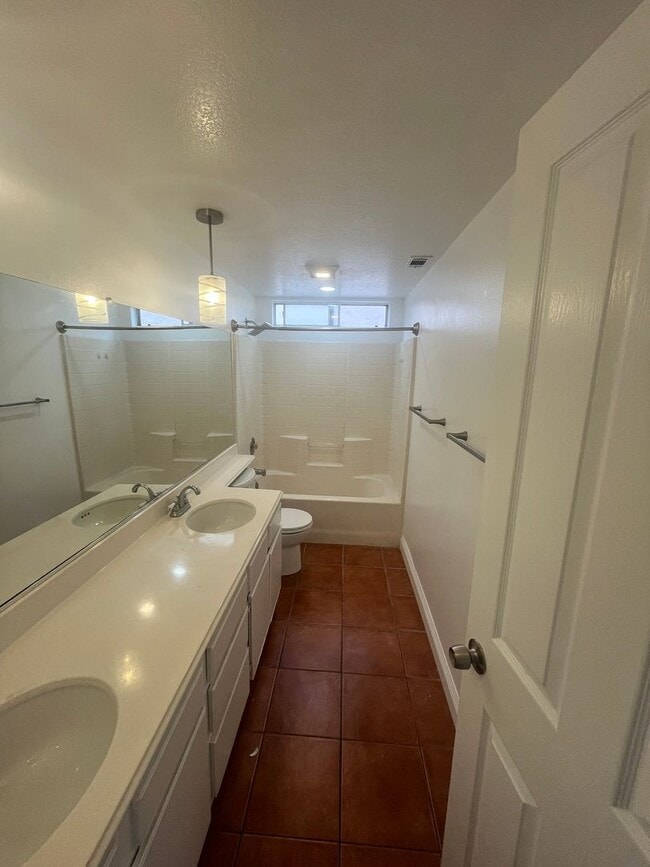 Building Photo - 1833 Mirador Dr
