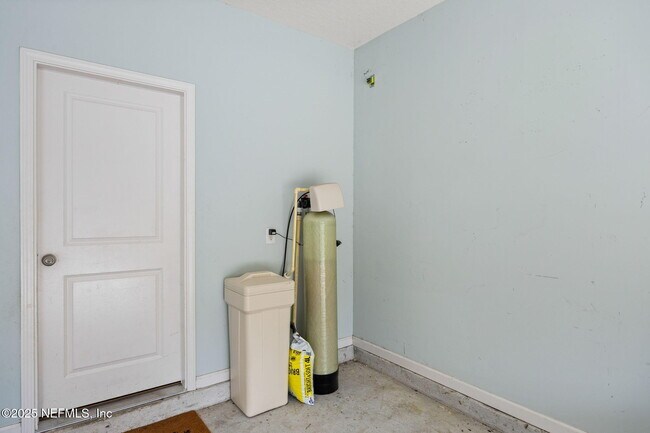 Building Photo - 92 Fernbrook Dr