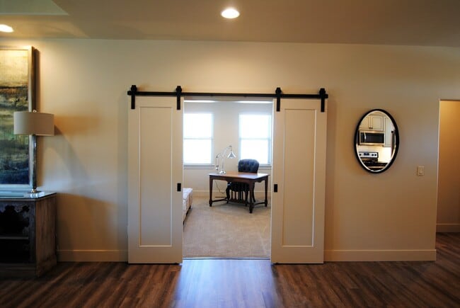 Building Photo - 1712/1714 Danny Boy Ln. Duplex