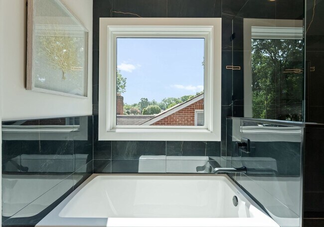 Building Photo - 2006 St John St