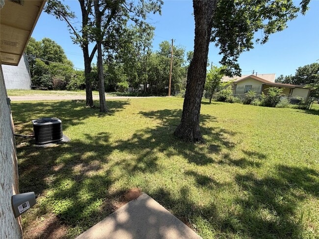 Building Photo - 712 Seven Oaks Rd