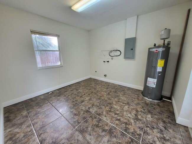 Building Photo - 588 Charles Dr