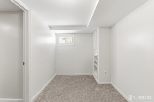 Building Photo - 219 Plainfield Rd