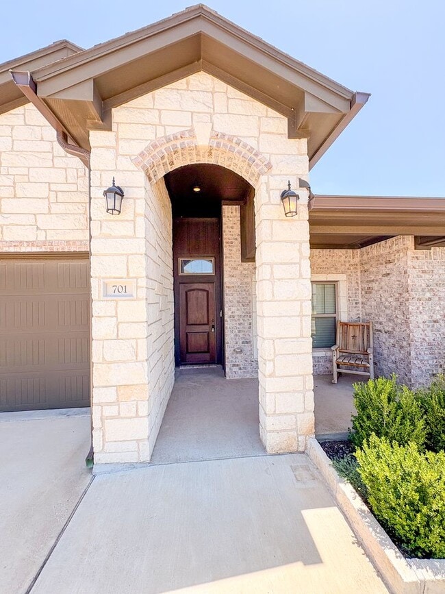 Building Photo - 701 Juniper Dr