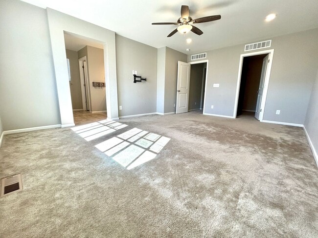 Building Photo - Better Than New! Stunning 4-year old Home Corner End-Unit with High-End Finishes