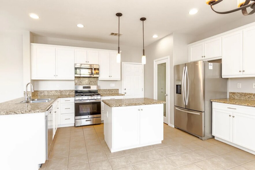 Building Photo - 25357 Avanti Ct