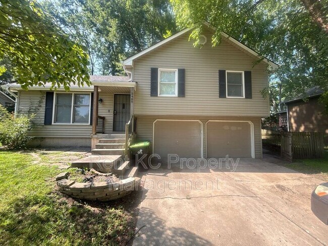 Building Photo - 2409 NE Carousel Cir