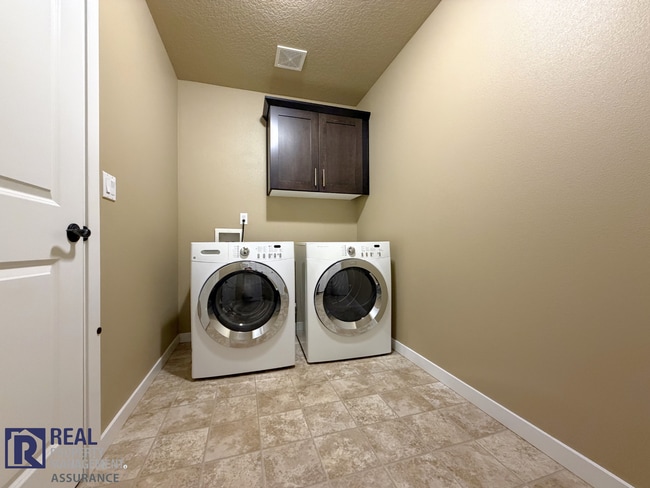 Building Photo - MOVE-IN SPECIAL - Spacious 2BR Townhome with Garage Parking in Prime Beaverton Location!