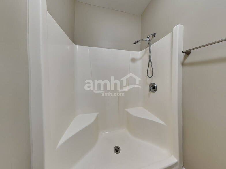 Building Photo - 16 Greenbranch Way