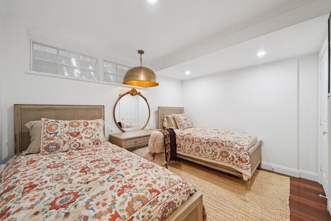 Building Photo - Beautifully Appointed 7-Bedroom Home with ...
