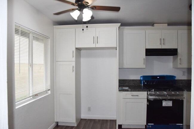 Building Photo - 411 S Kroeger St