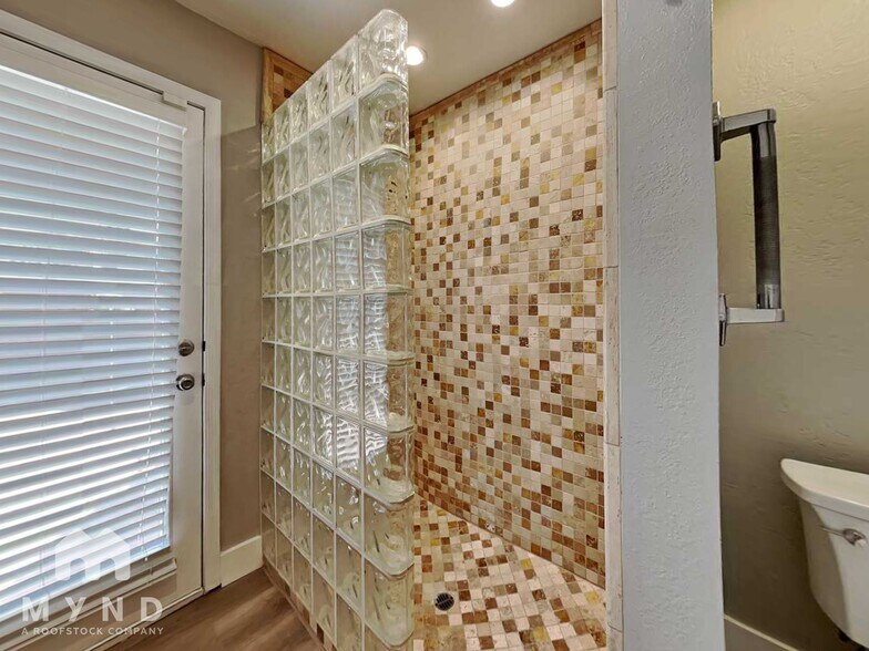 Building Photo - 7043 E Hearn Rd