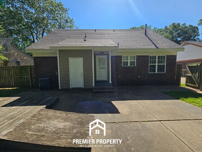 Building Photo - Spacious 3BR/2BA in 38115 | Soaring Ceilings & Floor-to-Ceiling Fireplace