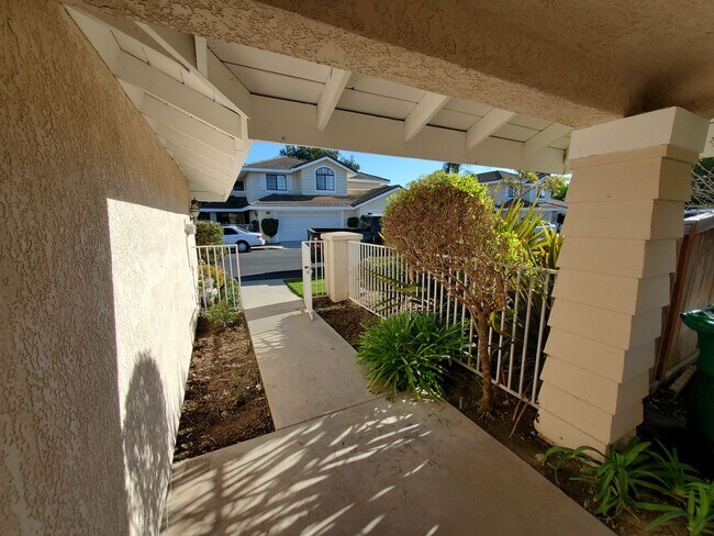 Building Photo - Beautiful Woodbridge/Lakeside Home for Lease!