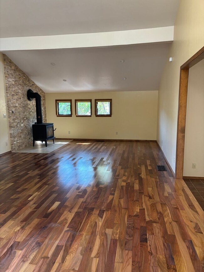 Building Photo - 6 Acres; 3 bedroom 2 bath plus bonus room ...