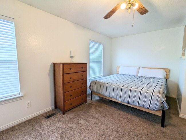 Building Photo - Provo Townhouse