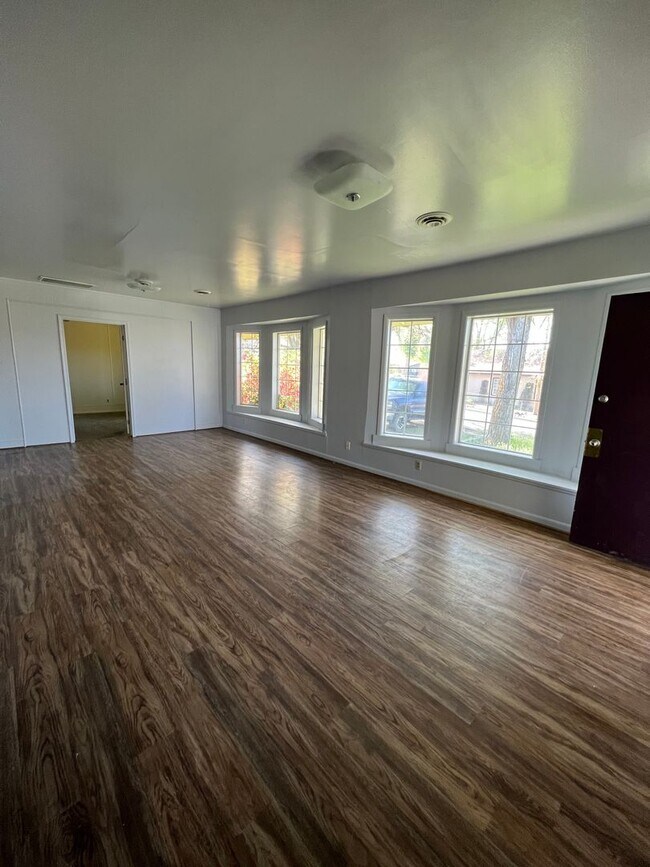 Building Photo - 4 Bedroom, 2 Bathroom Home - Located near Oregon Tech and Sky Lakes!