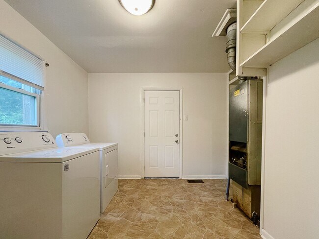 Building Photo - Coming Soon! Cozy 2 Bed / 1 Bath Home — Pet Friendly!