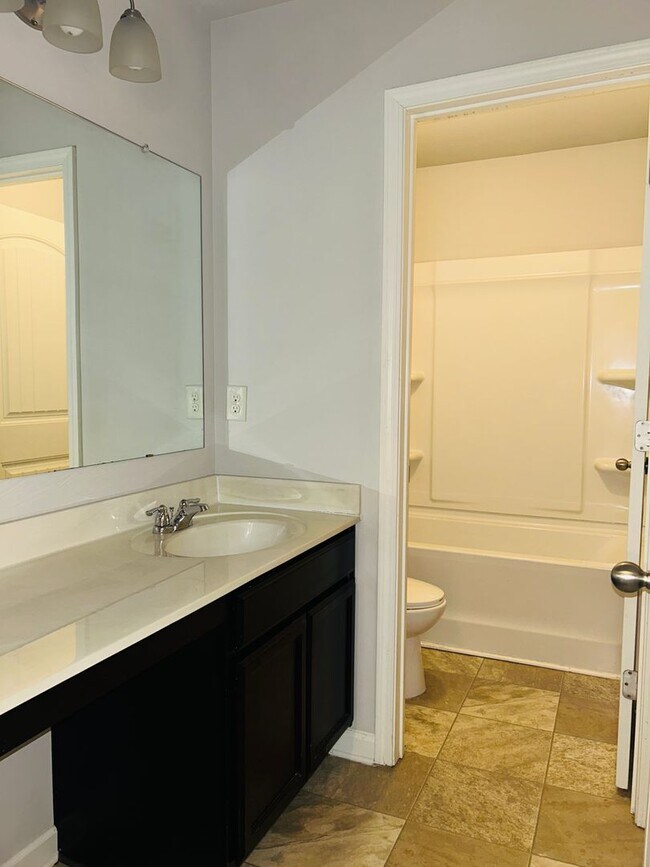 Building Photo - Beautiful 4 bedroom, 2.5 bathroom home In ...